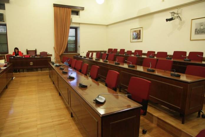 Ζωντανά η Διάσκεψη των Προέδρων της Βουλής για την συγκρότηση του ΕΣΡ – Ο Ν. Βρούτσης προτείνει τον Α. Κουτρομάνο (βίντεο)